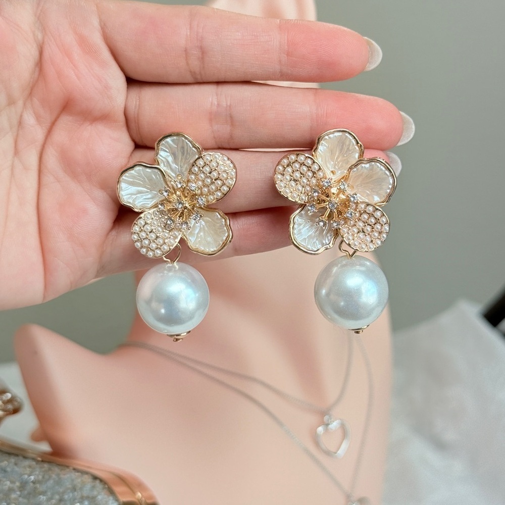 ⚜️ Elegant Gold and Pearl Flower Earrings - Picture 11 of 11